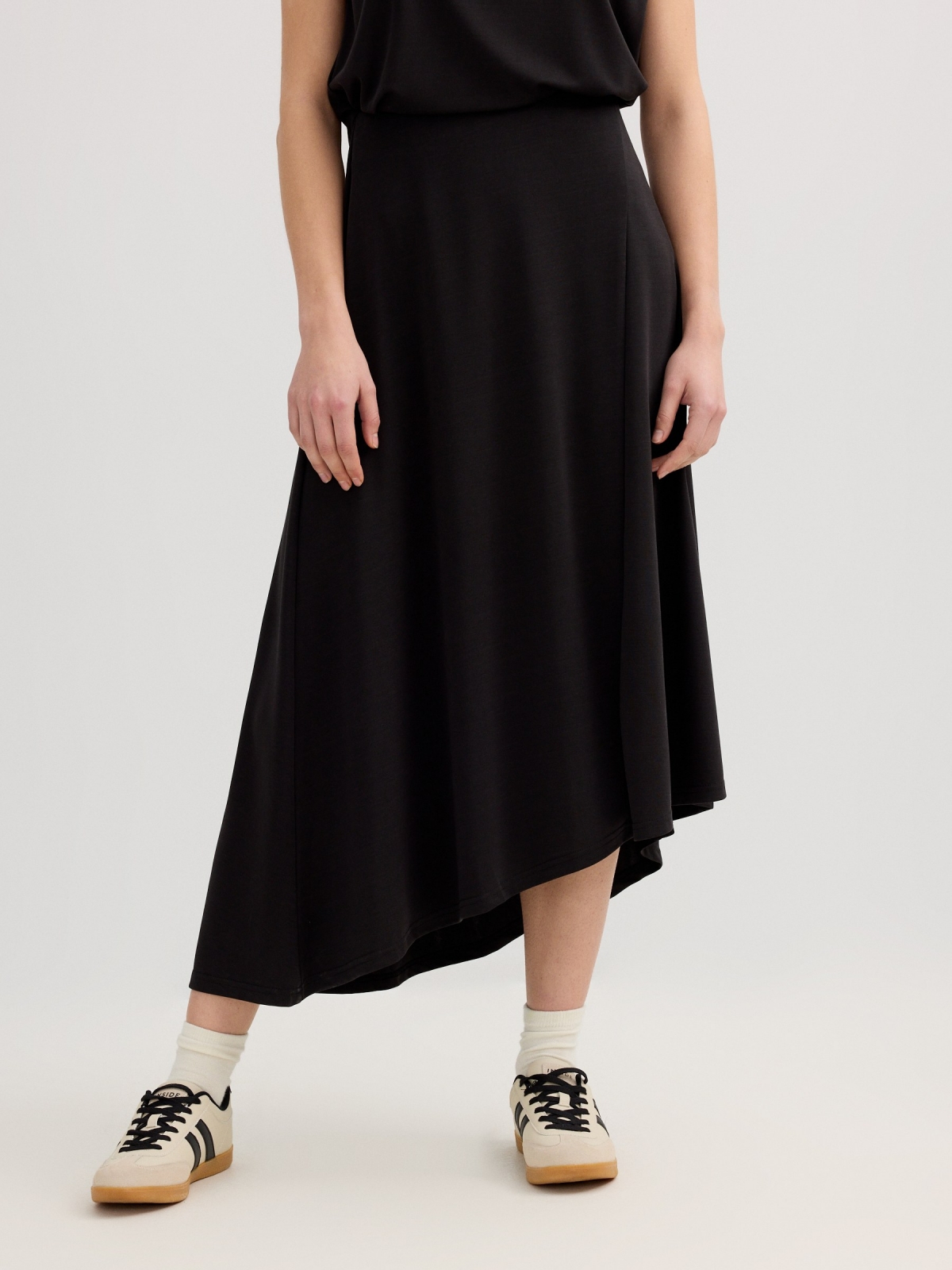 Falda midi asimétrica de punto negro vista general frontal