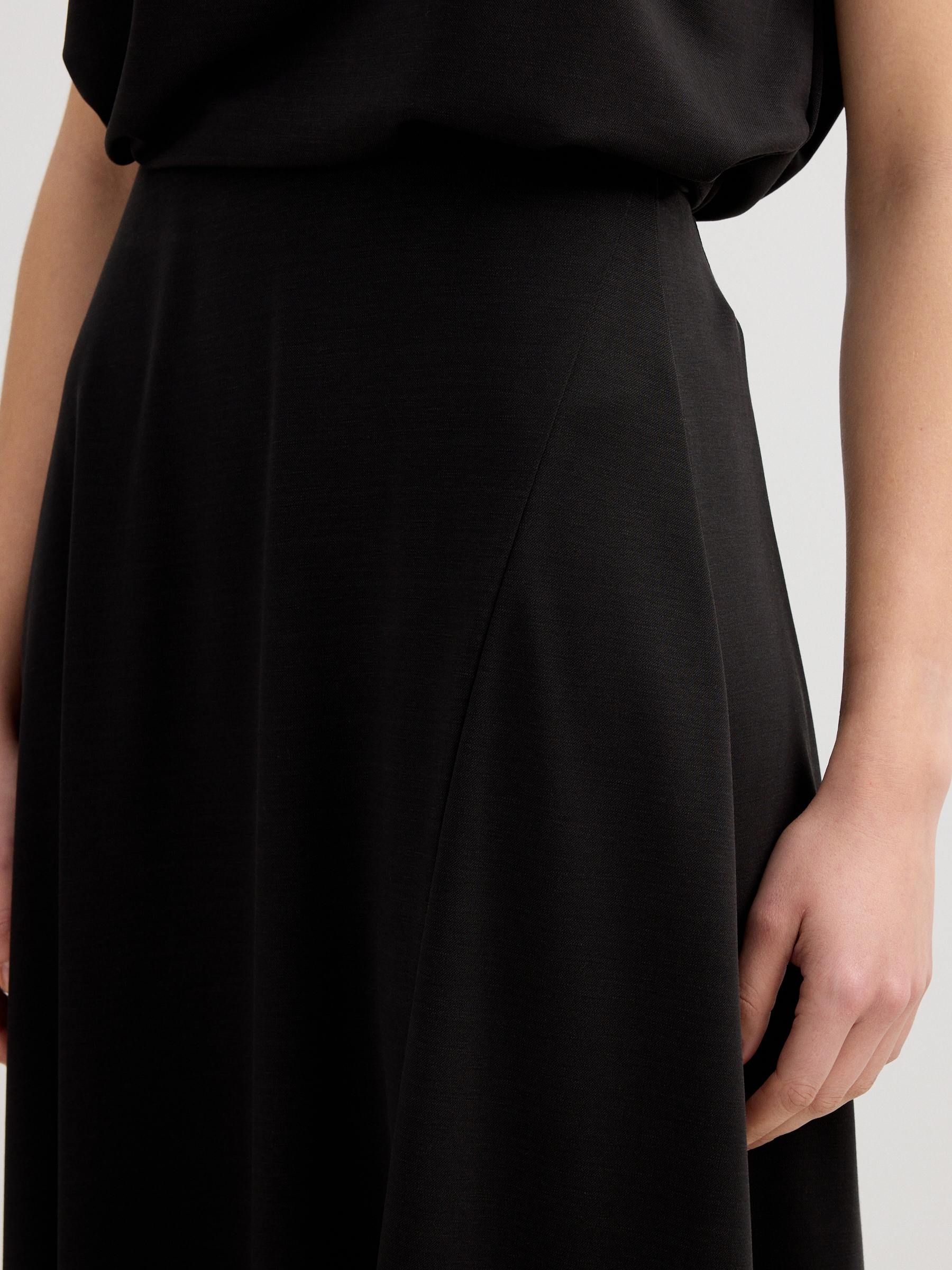 Falda midi asimétrica de punto negro vista media frontal