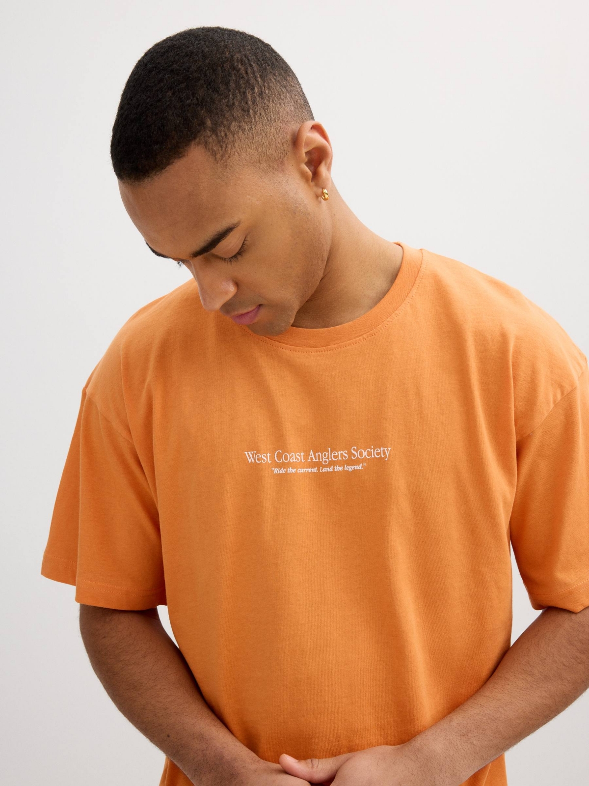 Camiseta West Coast coral vista detalle