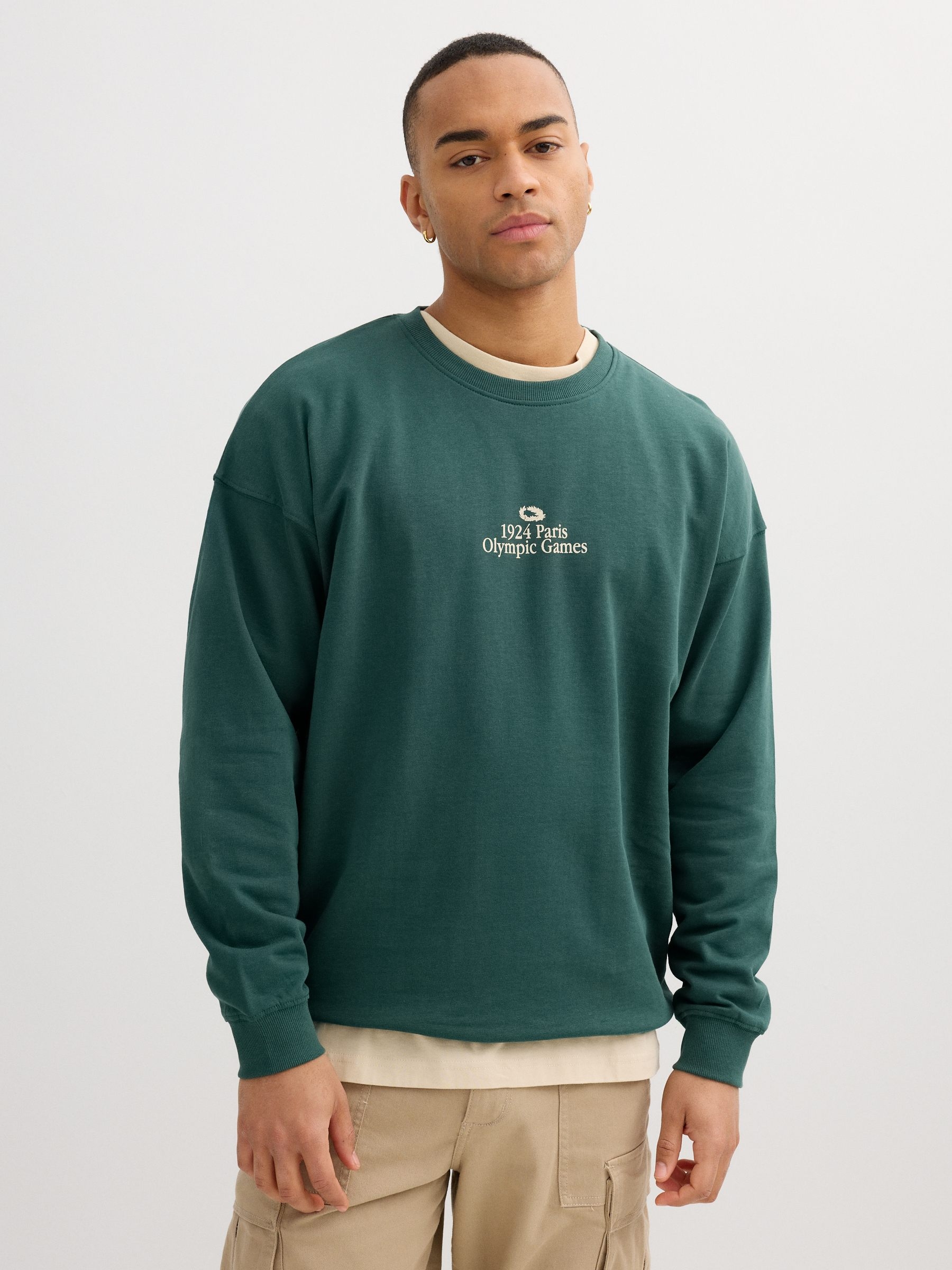 Moletom felpudo texto oversized verde escuro vista meia frontal