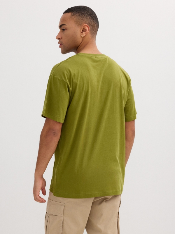 Camiseta verde com estampa retrô verde vista meia traseira
