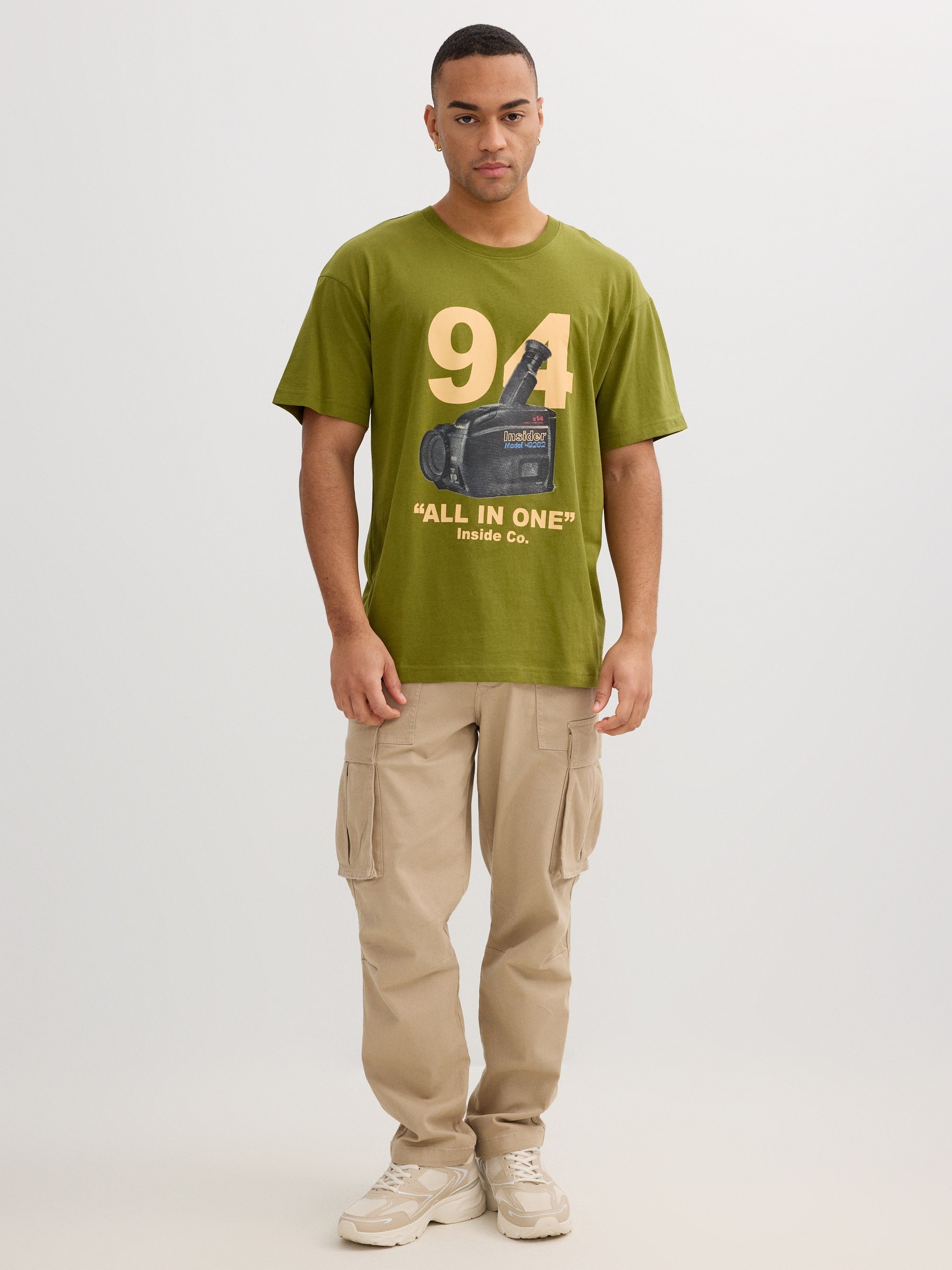 Camiseta verde com estampa retrô verde vista meia frontal