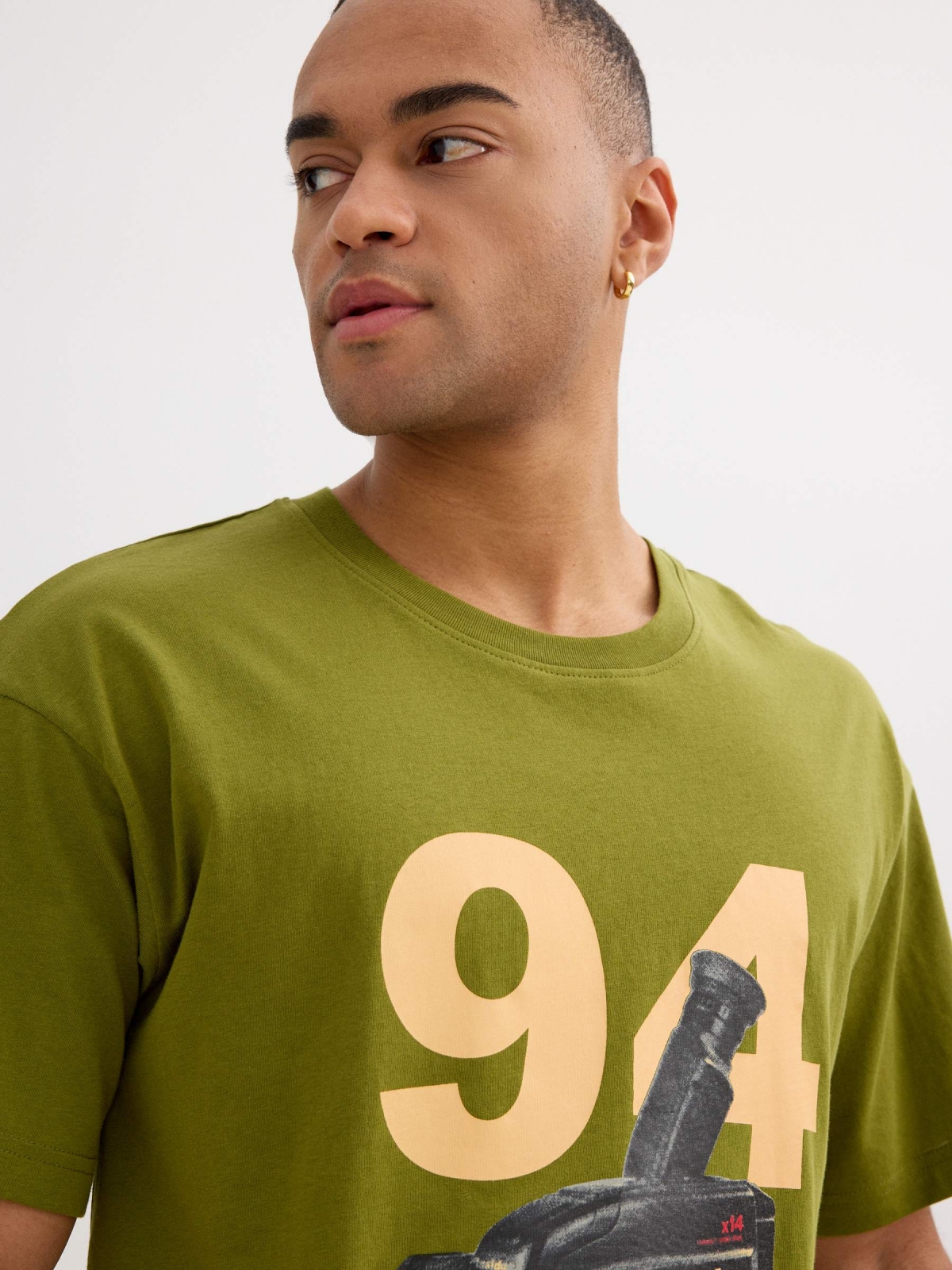 Camiseta verde con estampado retro verde vista detalle