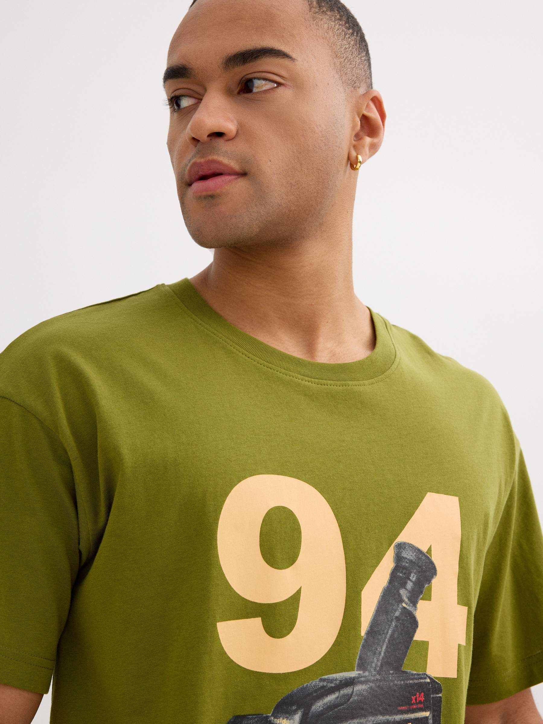 Camiseta verde con estampado retro verde vista media frontal