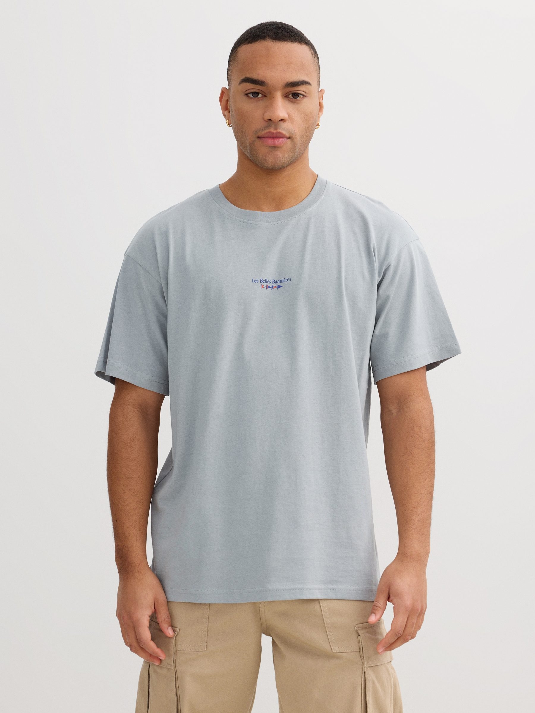 Camiseta branca mensagem minimalista azul vista meia frontal