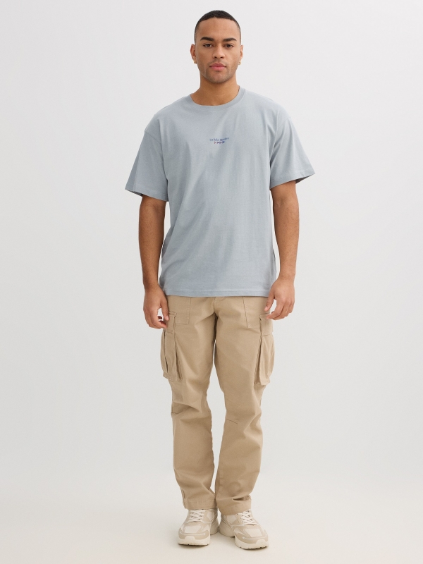 Camiseta branca mensagem minimalista azul vista geral frontal