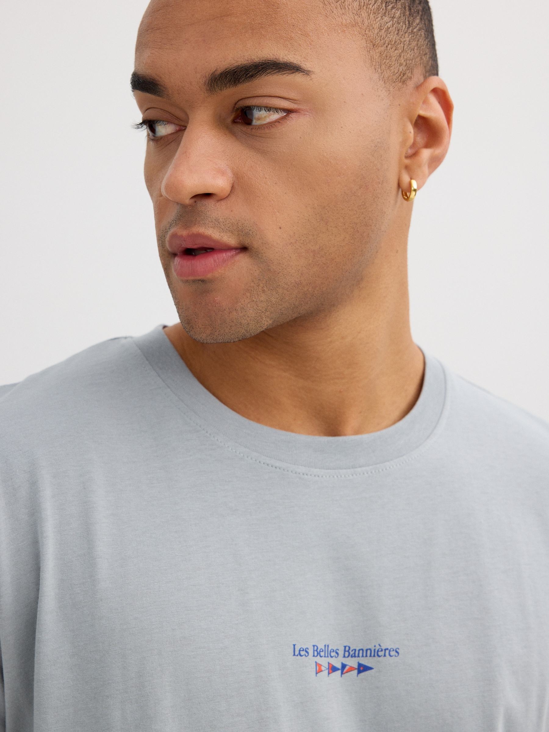 Camiseta branca mensagem minimalista azul vista meia frontal