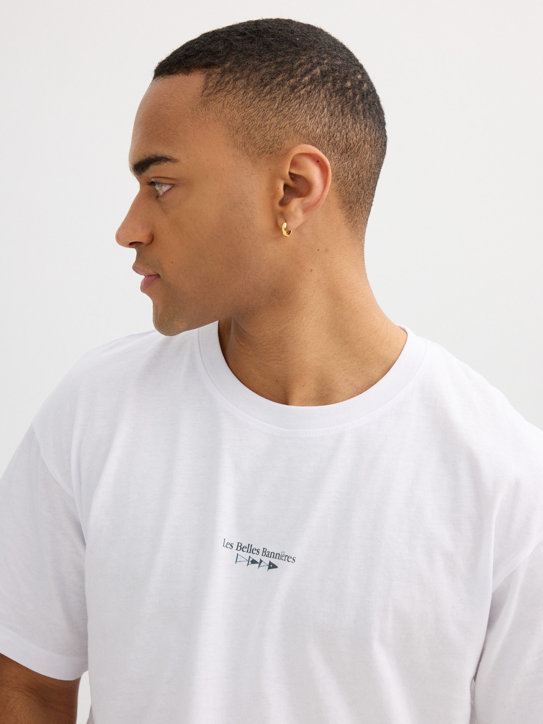 Camiseta mensaje minimalista blanco vista media frontal