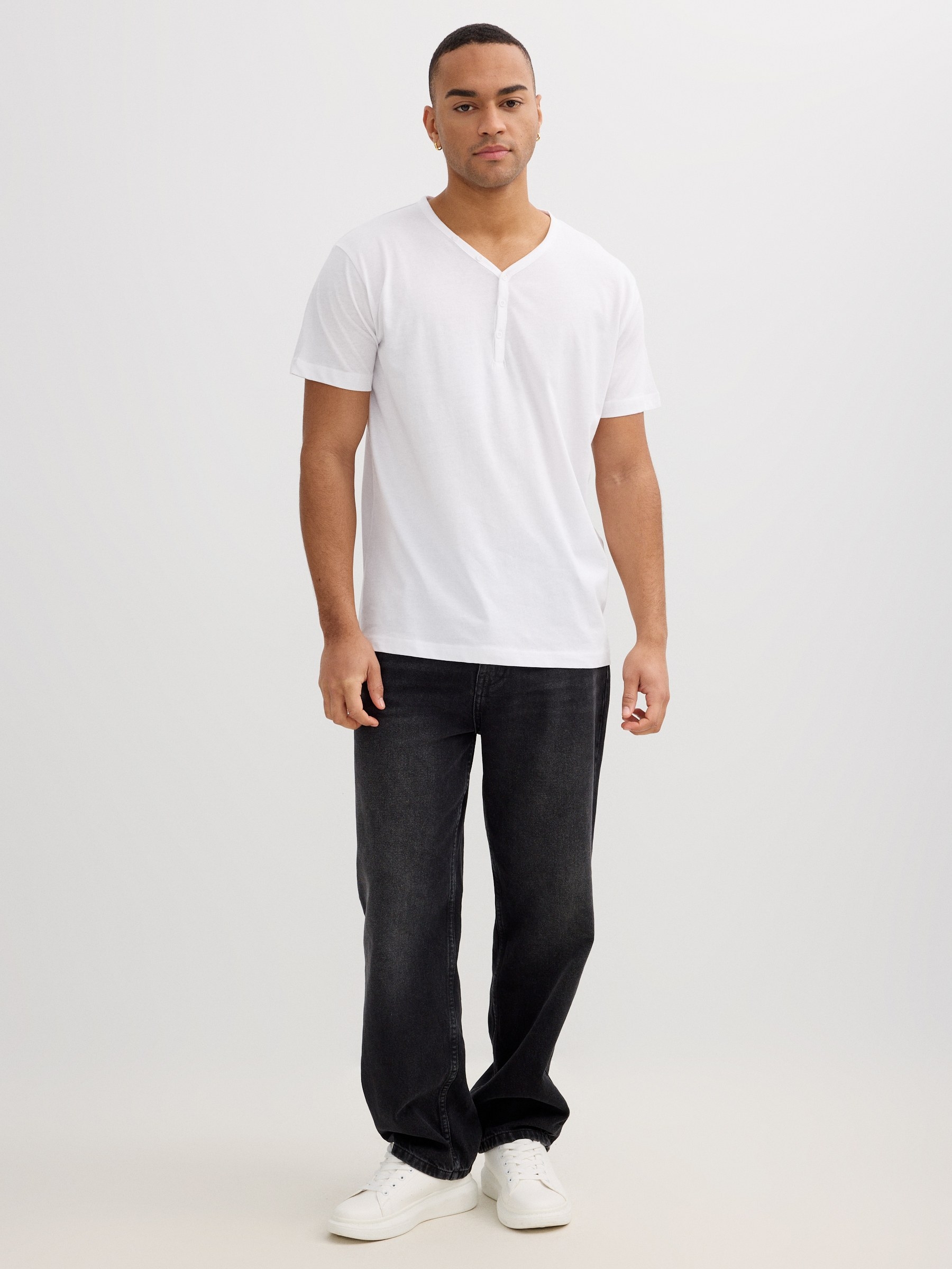 T-shirt básica com gola de padeiro branco vista meia frontal