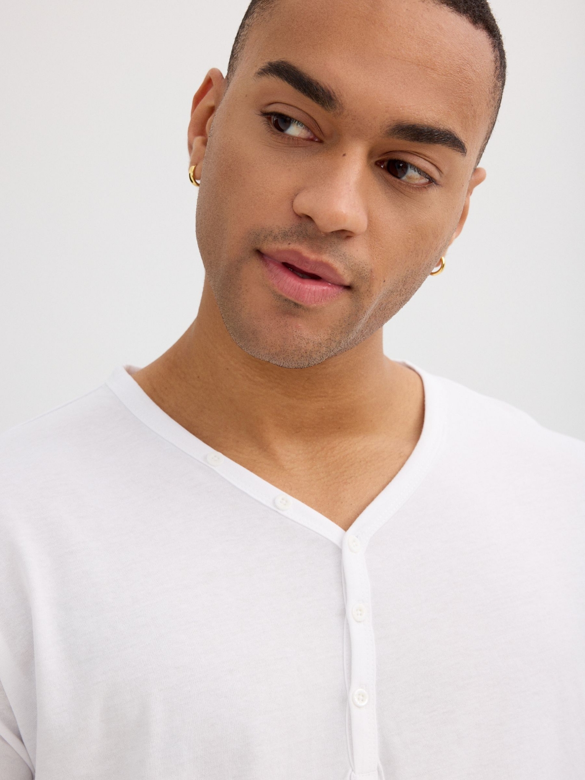 Basic T-shirt with baker's collar white detail view