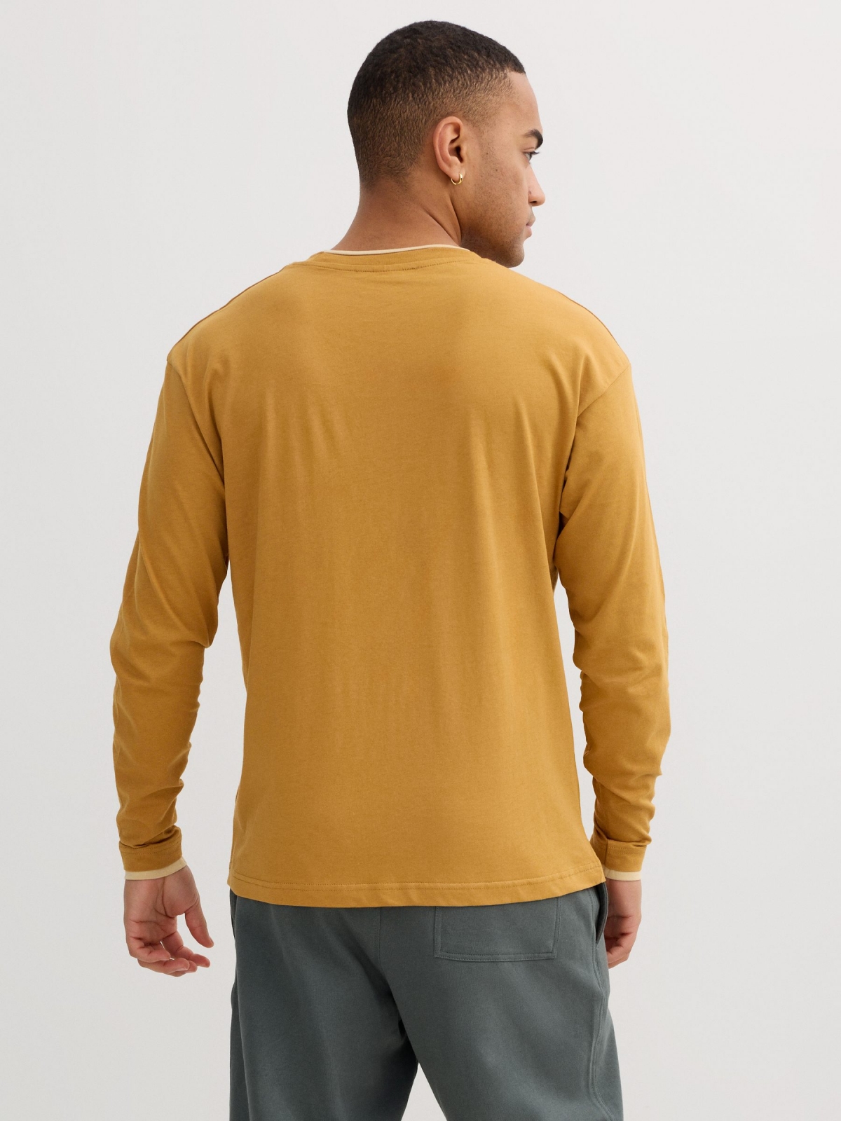 Camiseta mostarda de manga longa marrom vista meia traseira