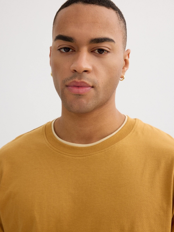 Long-sleeved mustard shirt brown detail view