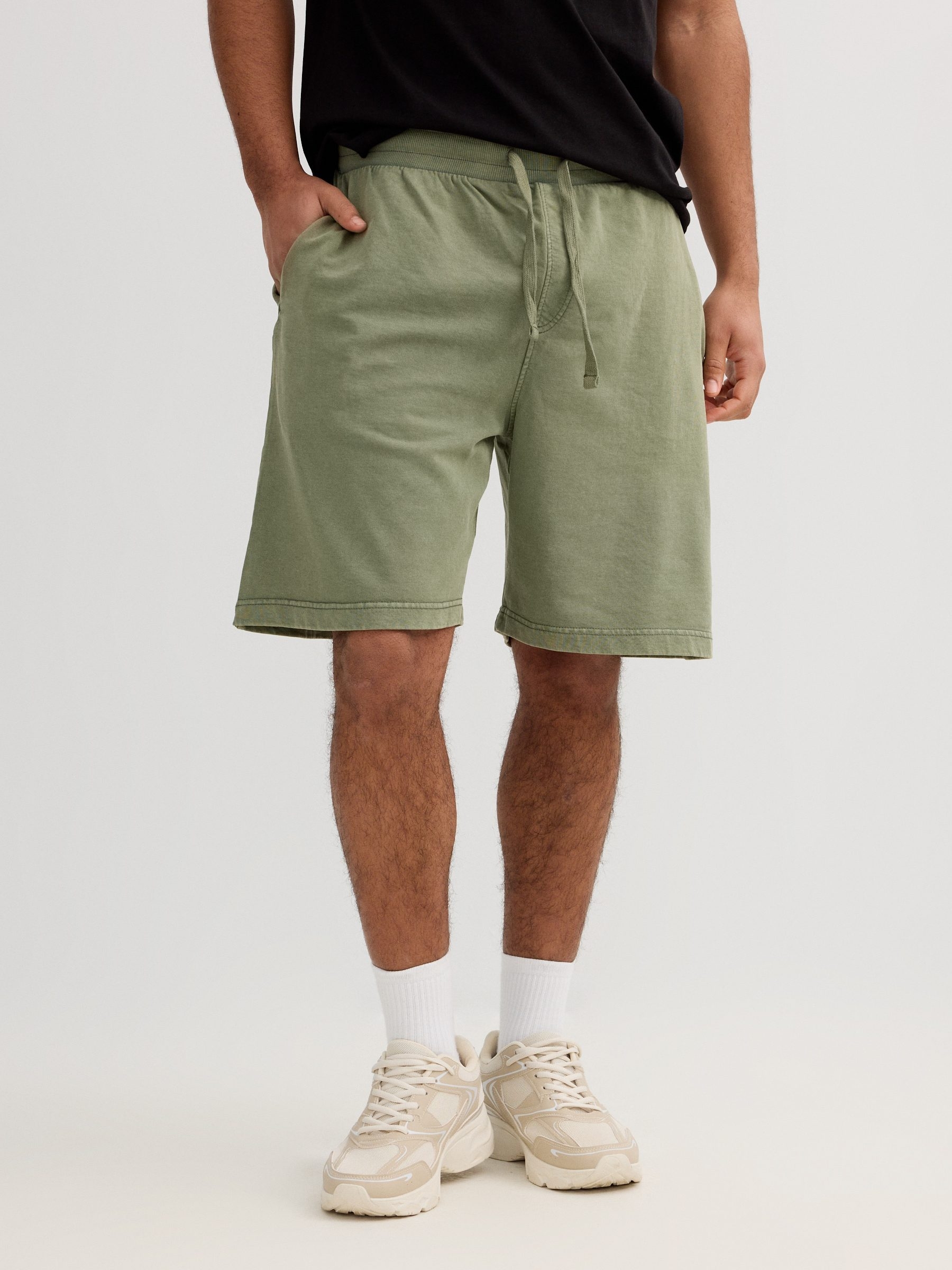 Sports fleece Bermuda with drawstrings green middle front view