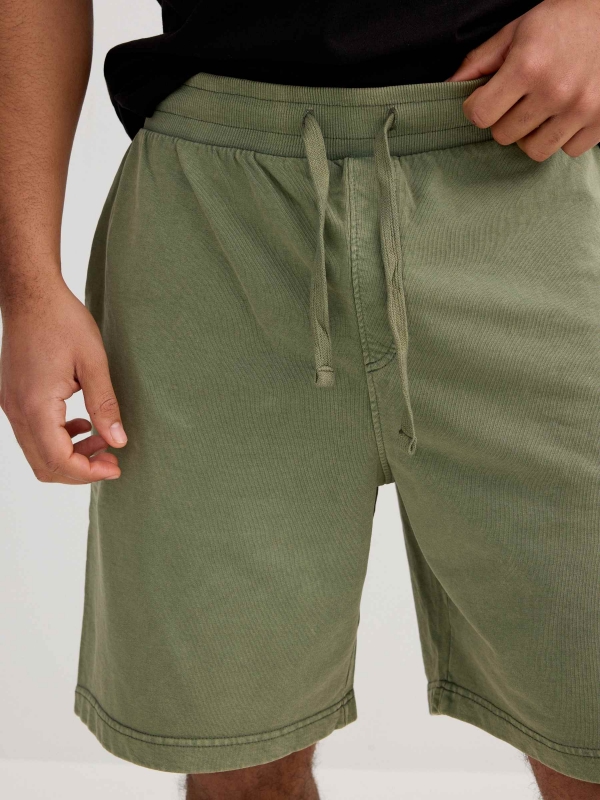 Bermuda deportiva felpa con cordones verde vista detalle