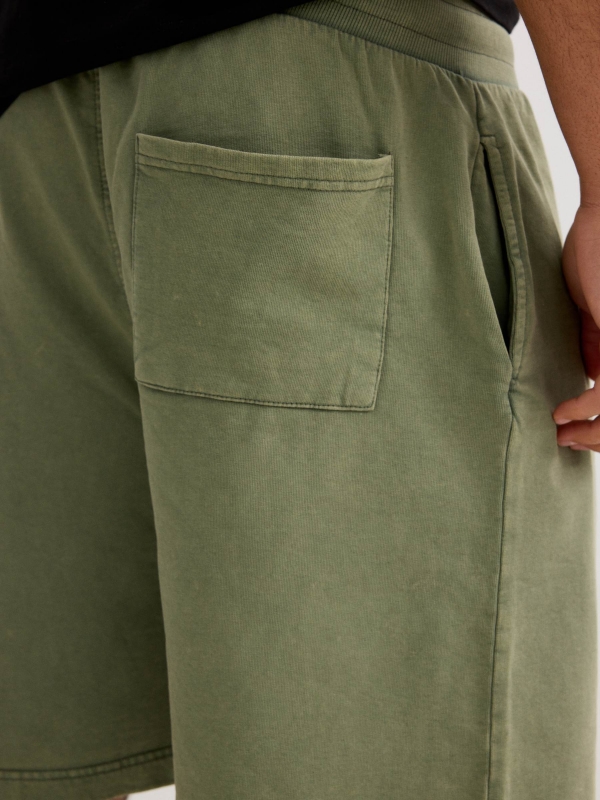 Bermuda esportiva felpuda com cordões verde vista detalhe