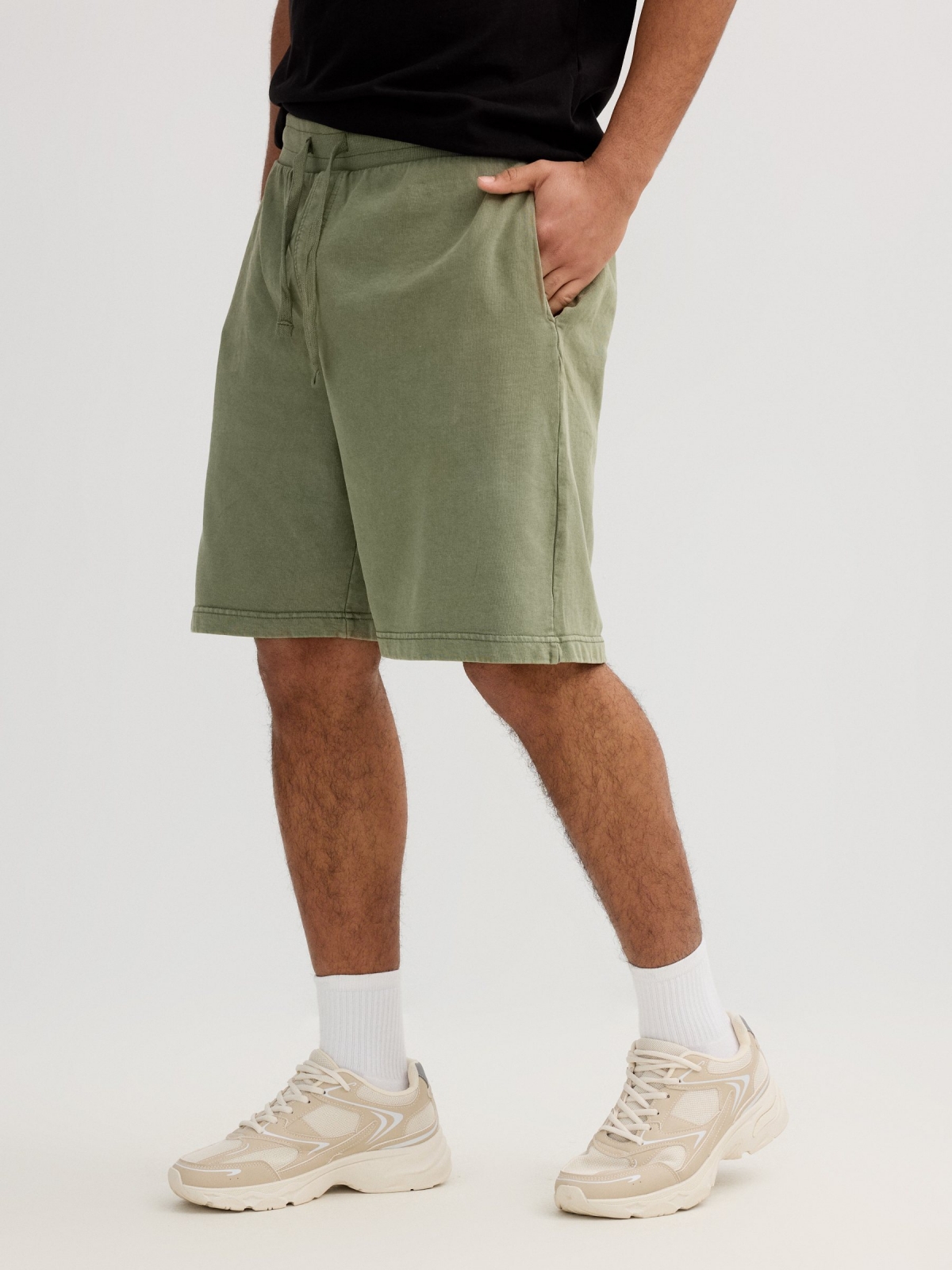 Sports fleece Bermuda with drawstrings green detail view