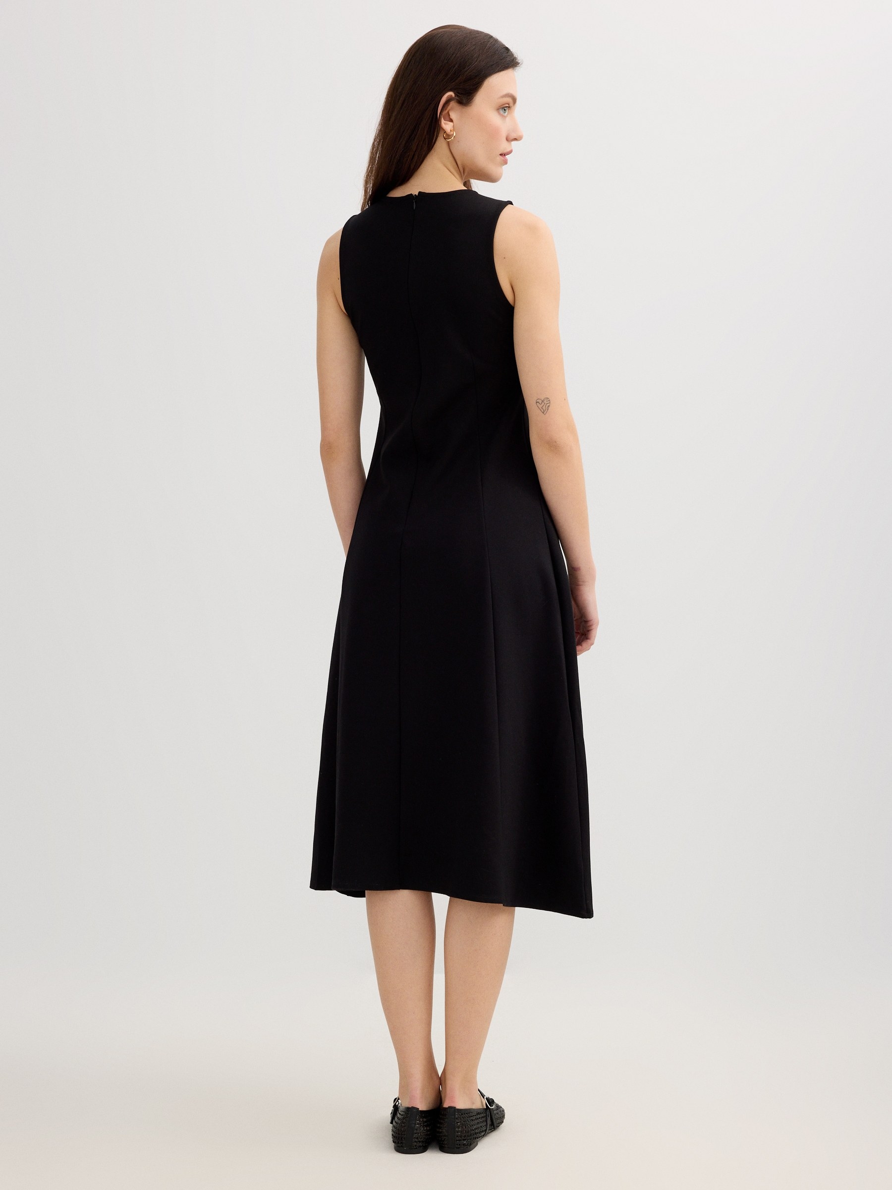 Vestido midi ajustado sem mangas preto vista meia frontal