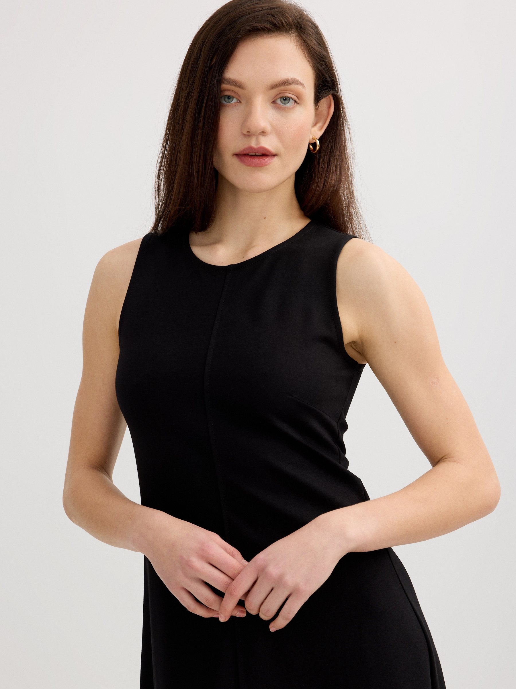 Vestido midi ajustado sem mangas preto vista meia frontal