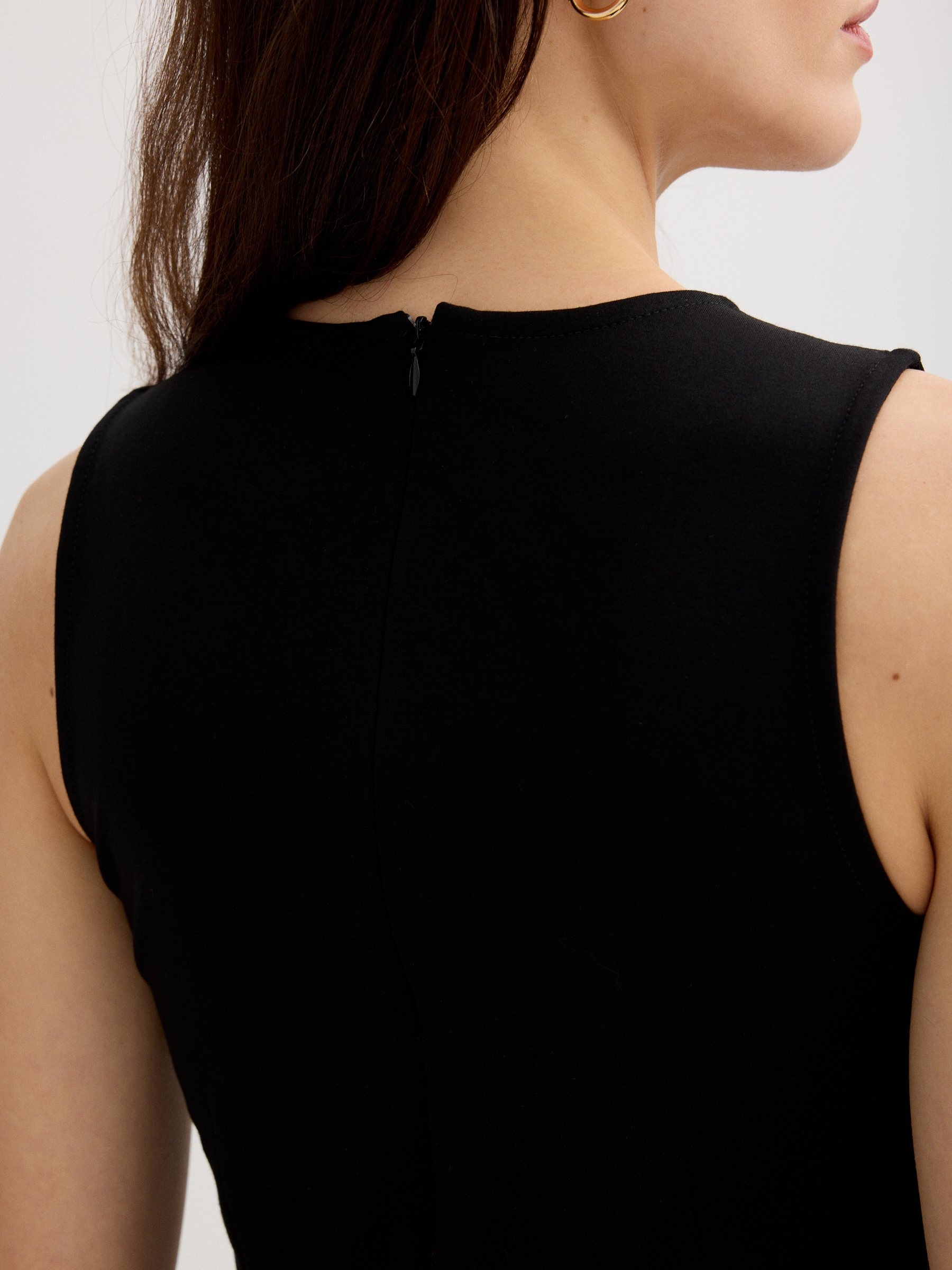 Vestido midi ajustado sin mangas negro vista media frontal