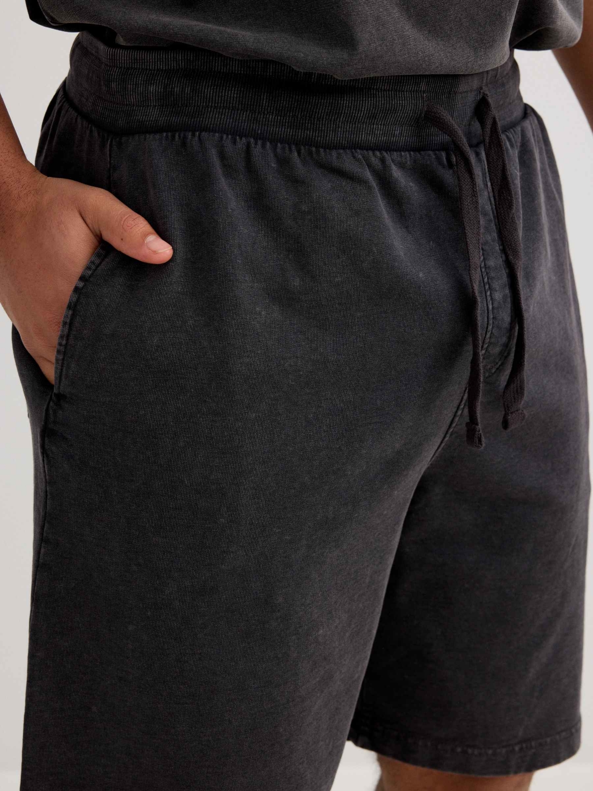 Bermuda esportiva felpuda com cordões preto vista detalhe