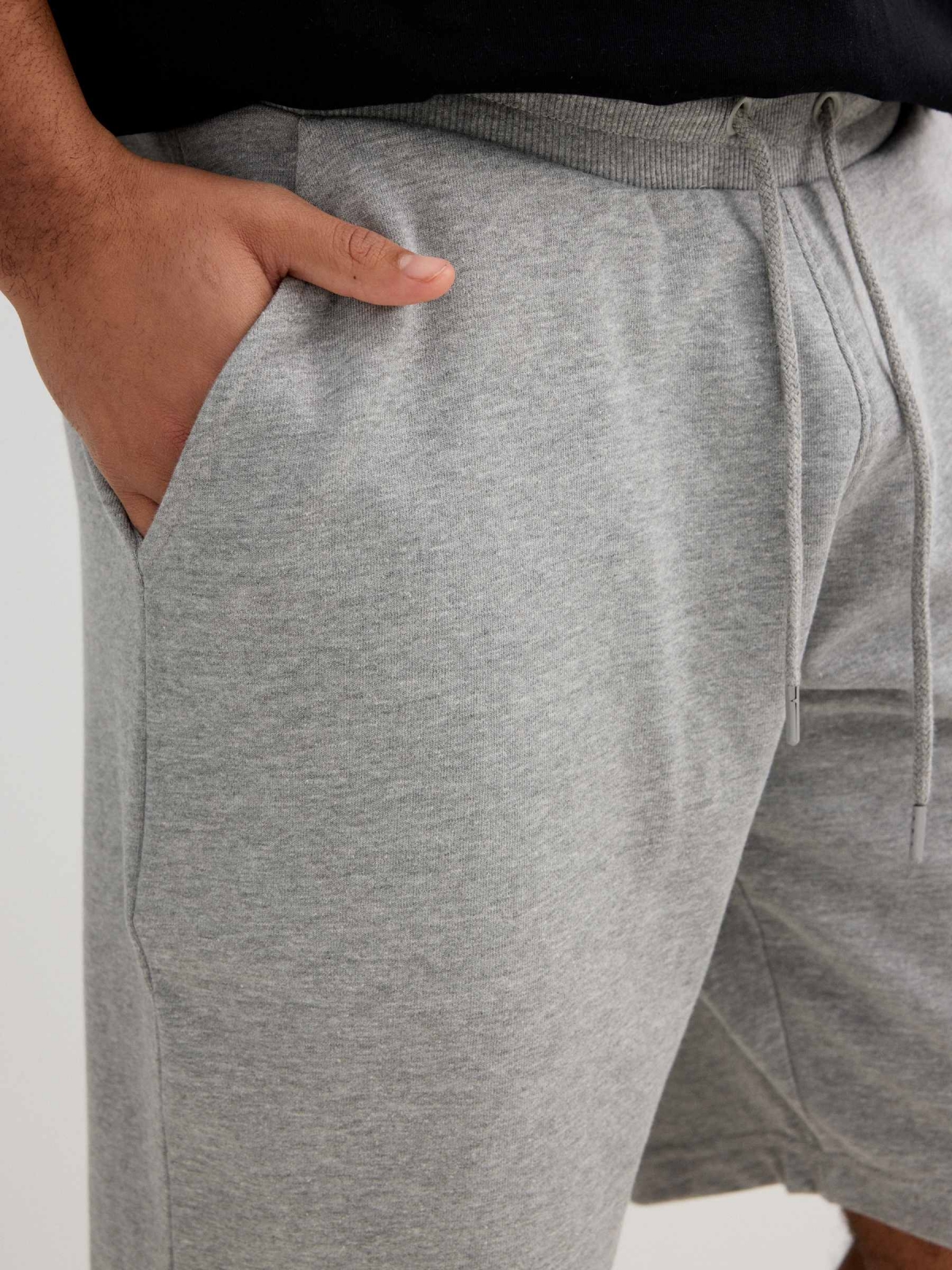 Bermuda jogger básica cinza vista detalhe