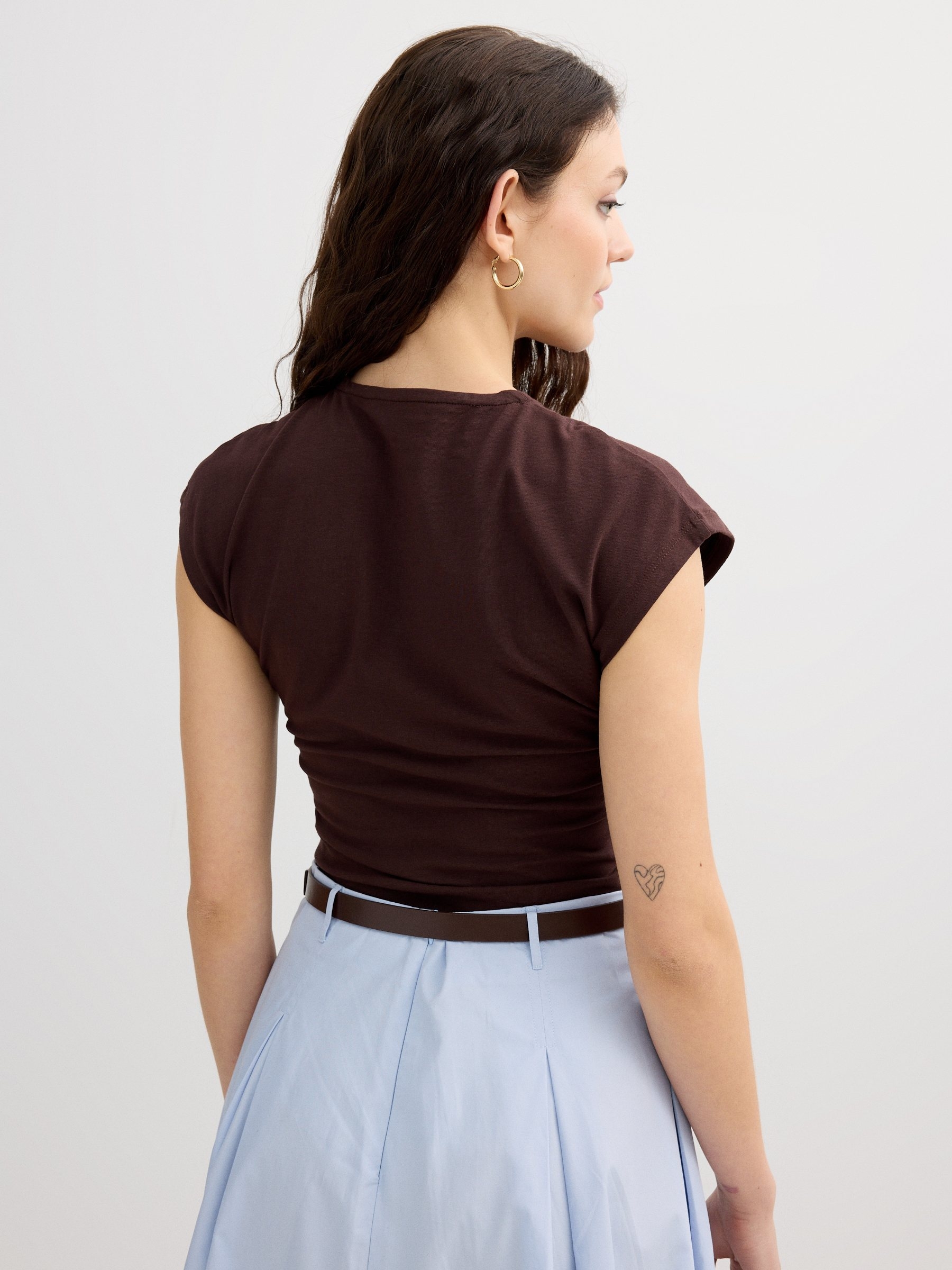 Camiseta básica cropped ajustada chocolate vista meia frontal