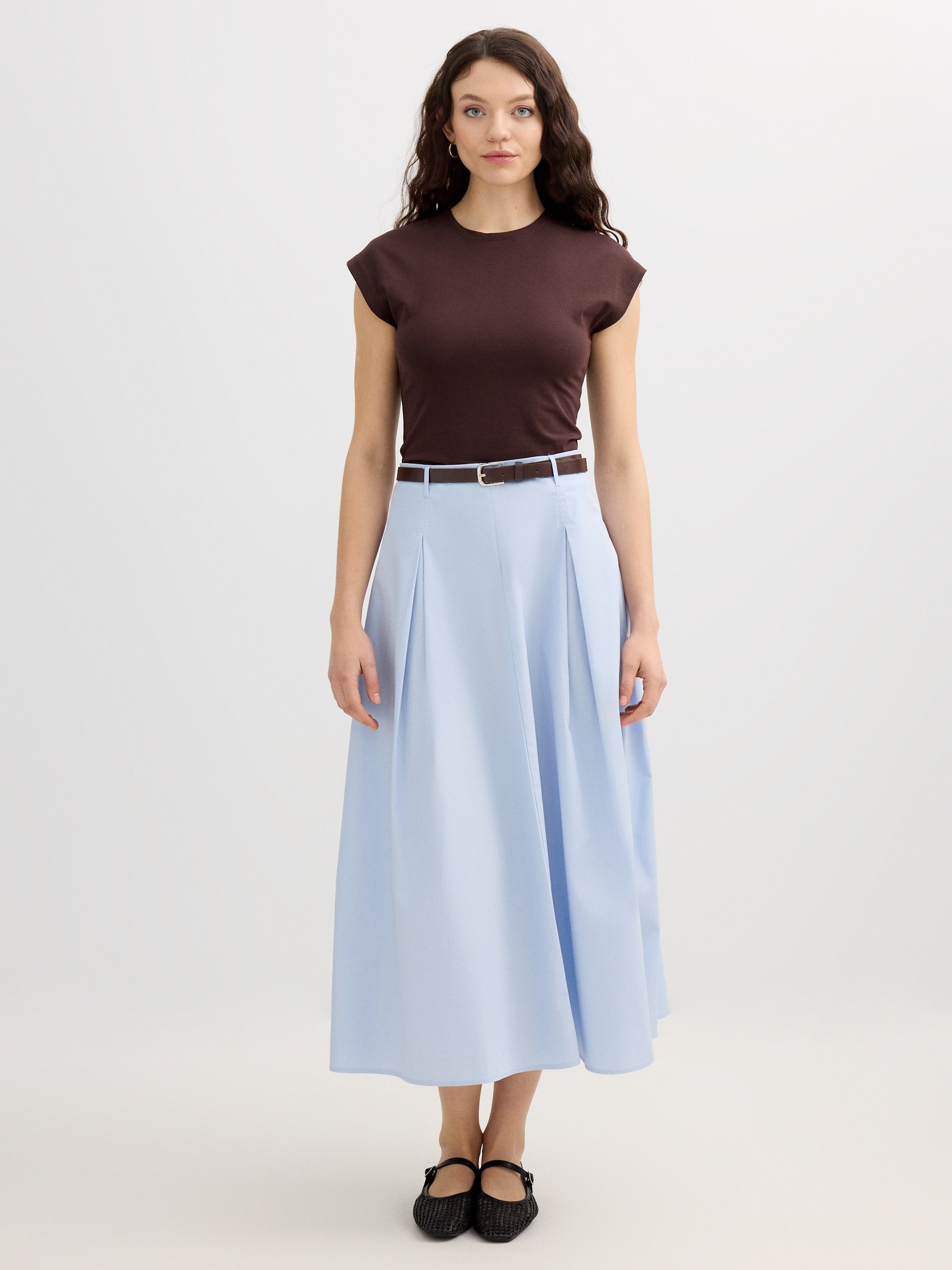 Fitted basic crop top shirt chocolate middle front view