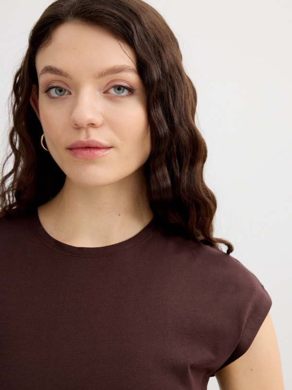 Camiseta básica cropped ajustada chocolate vista detalhe