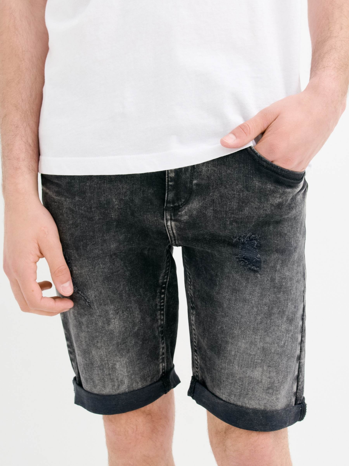 Bermuda jeans skinny com rasgos preto vista meia traseira