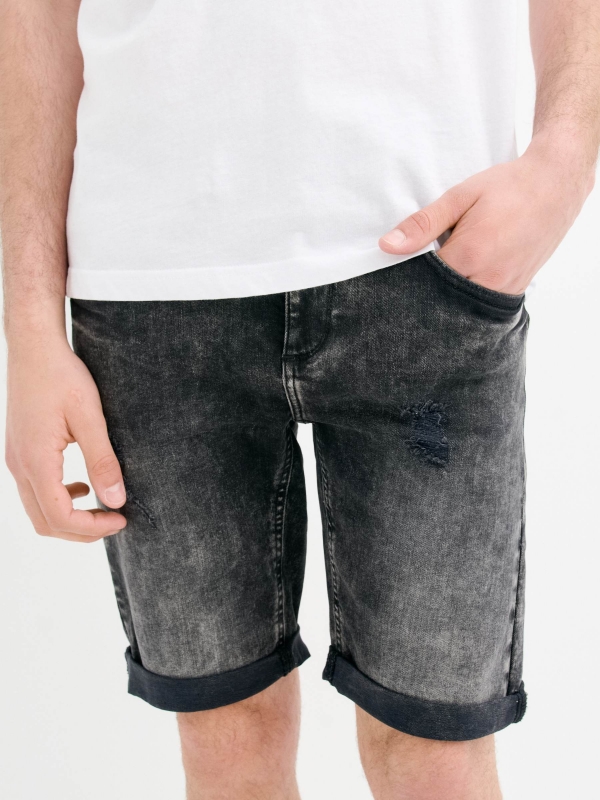 Bermuda vaquera skinny con rotos negro vista media trasera