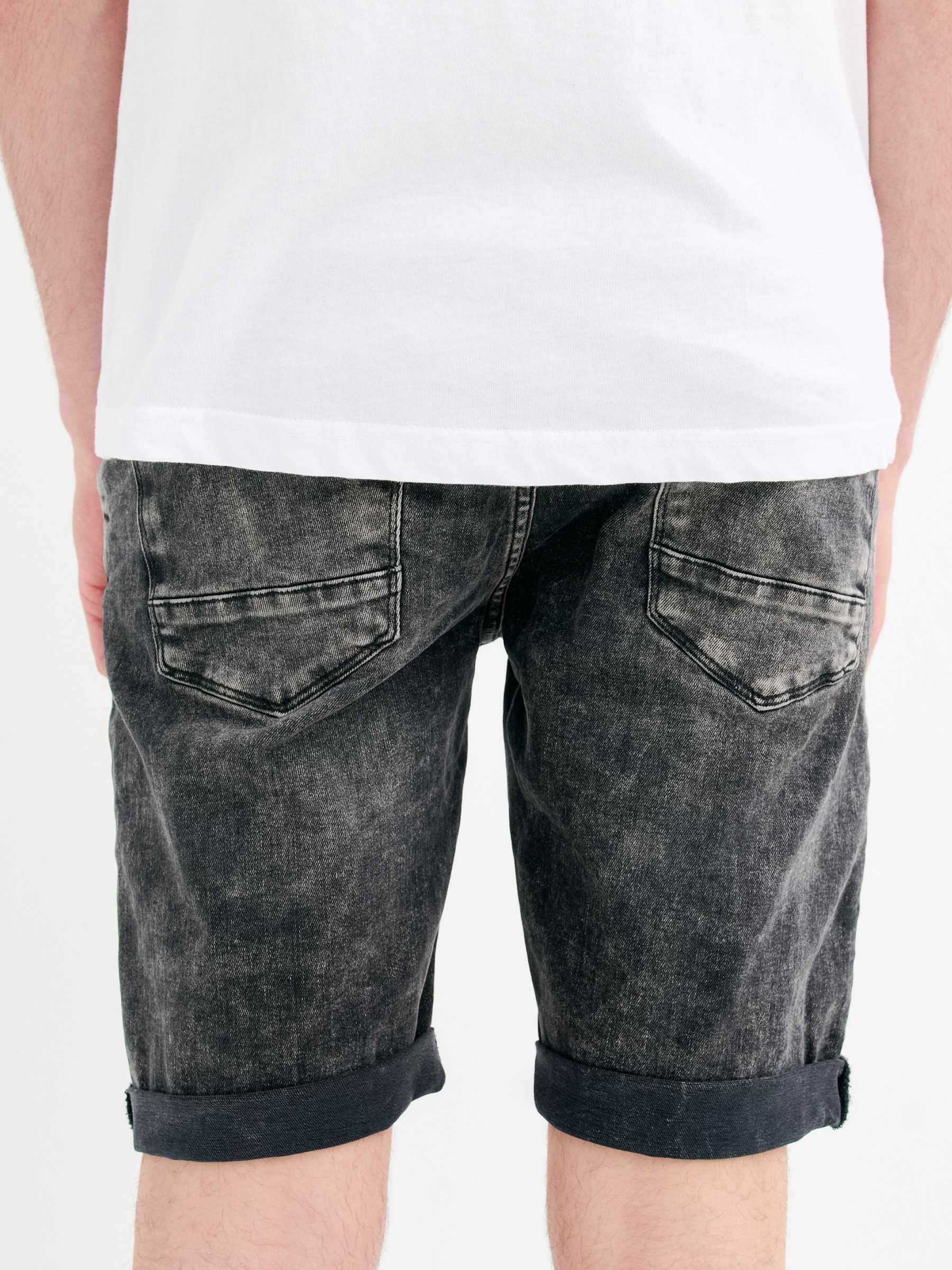 Bermuda jeans skinny com rasgos