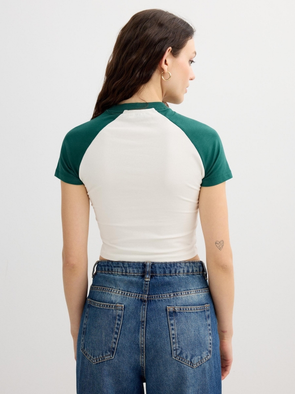 Camiseta deportiva crop bicolor blanco roto vista media trasera