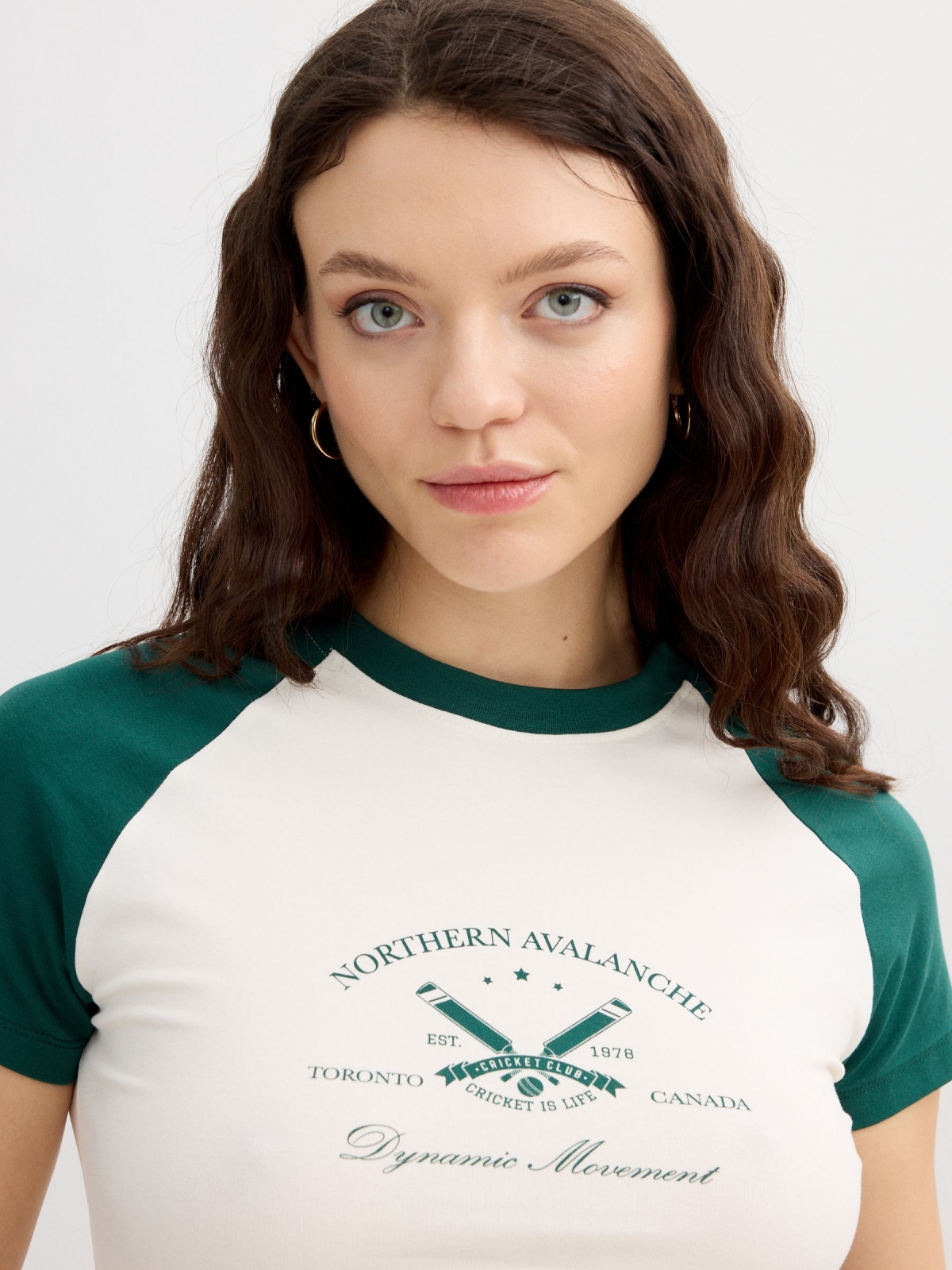 Bicolor crop sports shirt off white detail view