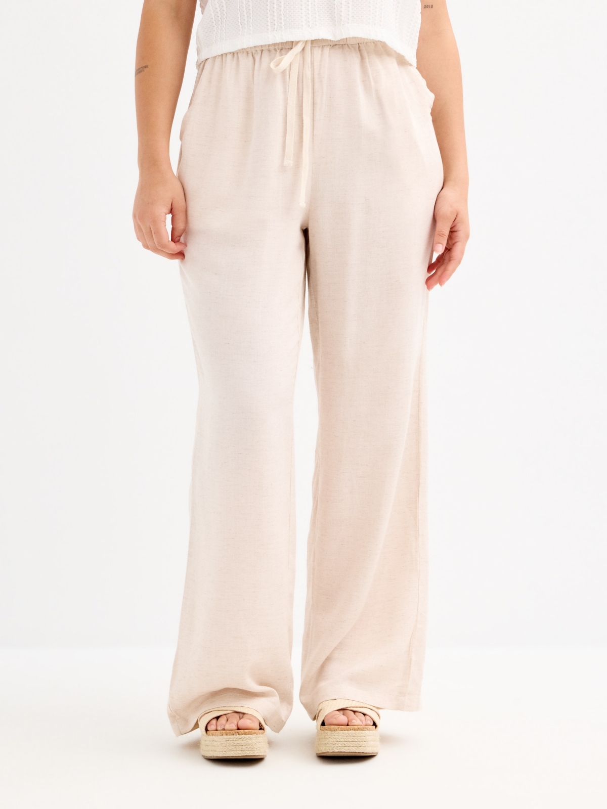 Pantalón lino fluido tiro alto beige vista media frontal