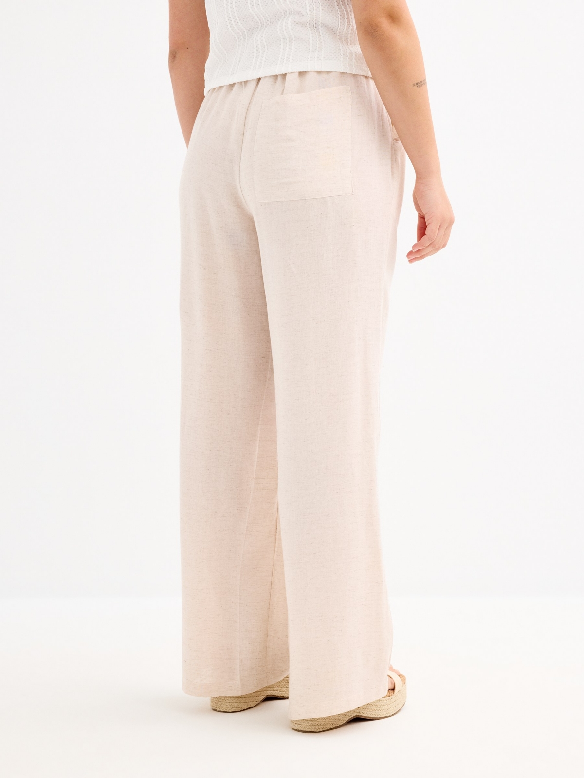 Pantalón lino fluido tiro alto beige vista media trasera