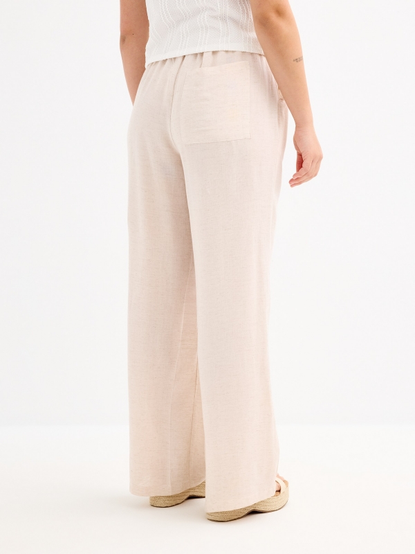 Pantalón lino fluido tiro alto beige vista media trasera