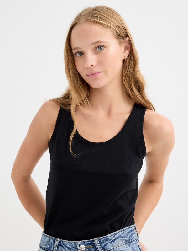 Camiseta básica sem mangas preto vista detalhe
