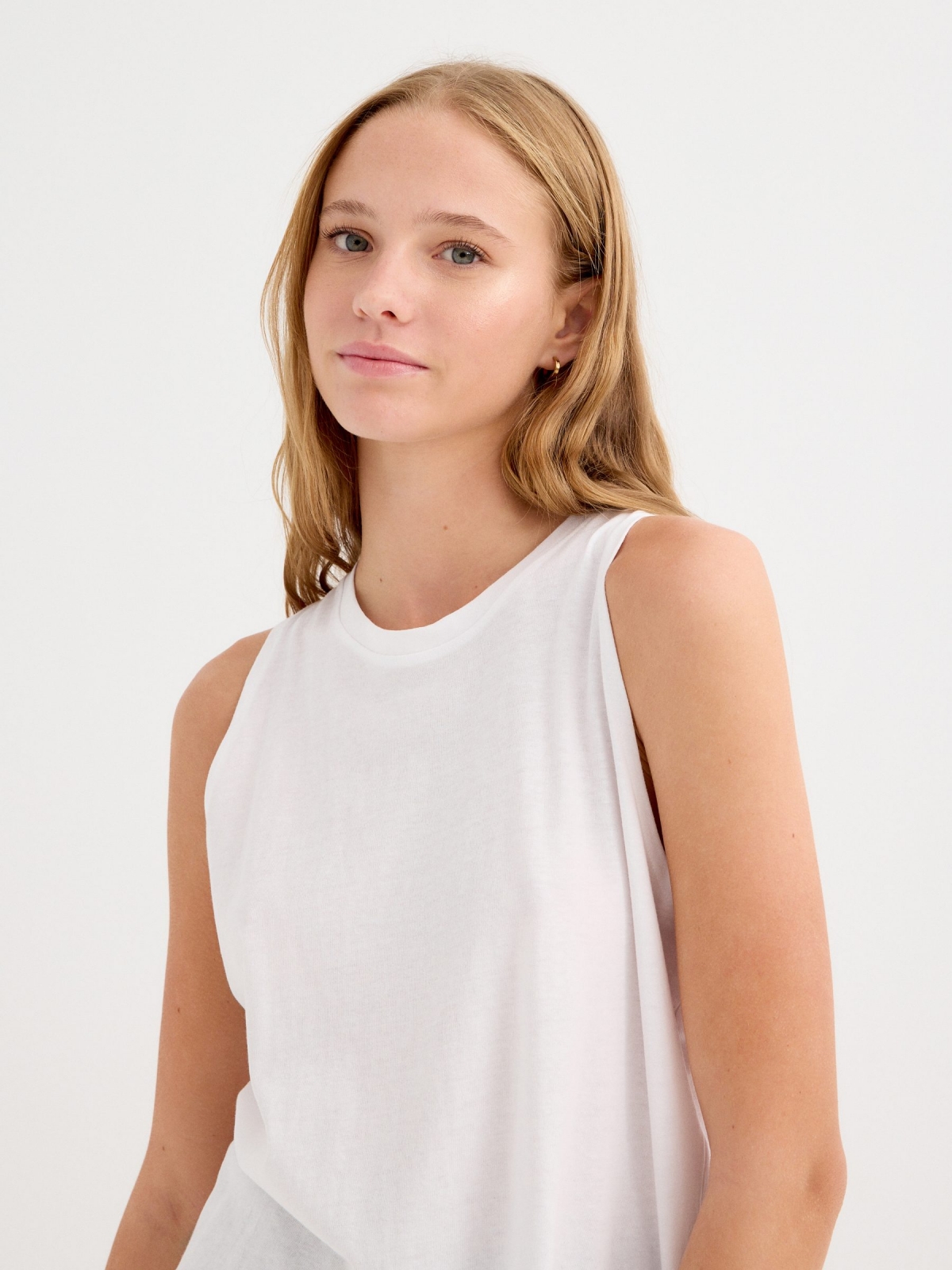 Camiseta abertura nas costas branco vista detalhe