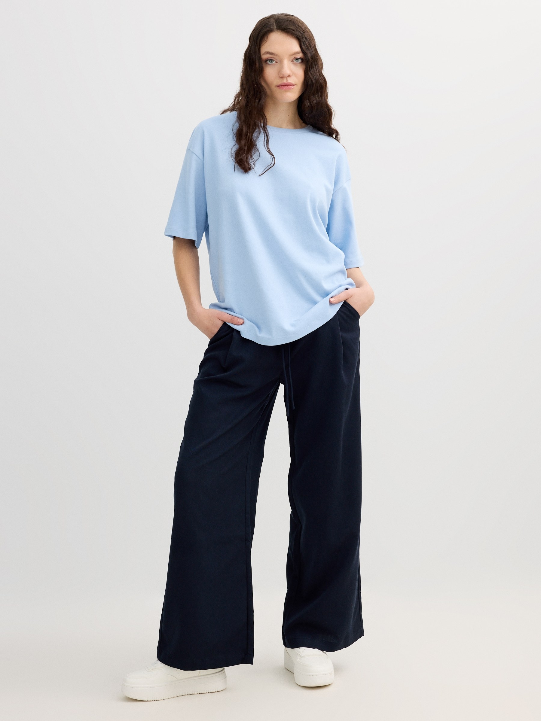 Camiseta azul cielo oversize azul claro vista media frontal