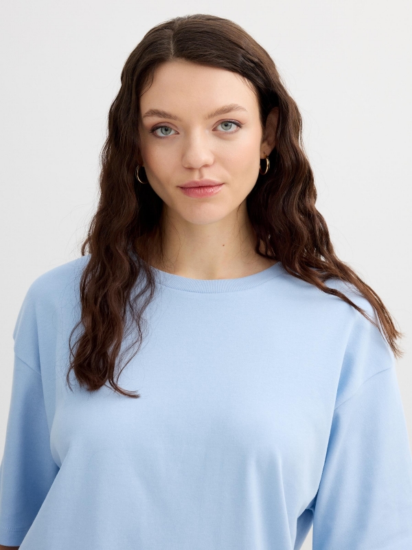 Camiseta azul céu oversize azul claro vista detalhe