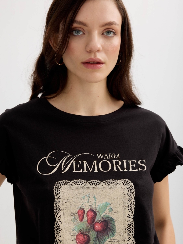 Camiseta babados Memories preto vista detalhe