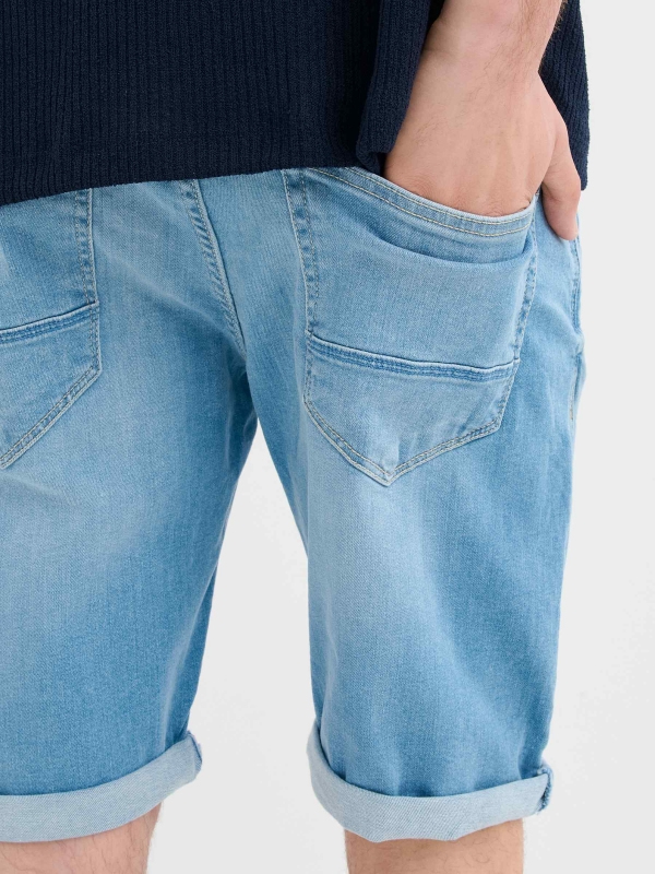 Bermuda jeans rasgada regular fit azul vista detalhe