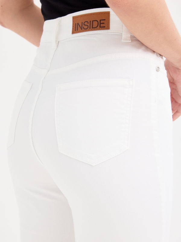 Bermuda slim tiro alto blanca blanco vista detalle