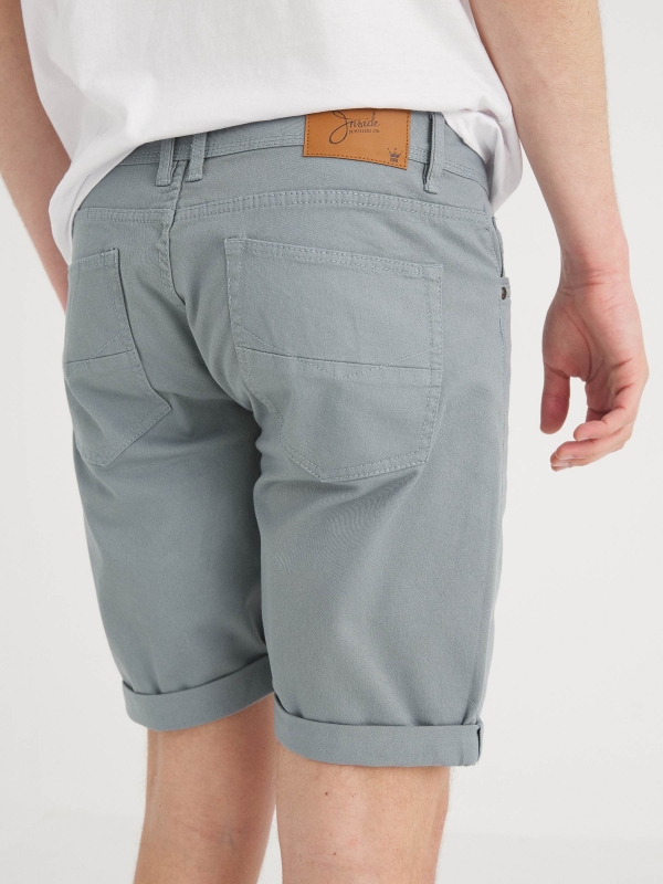 Bermuda slim gabardina gris vista detalle