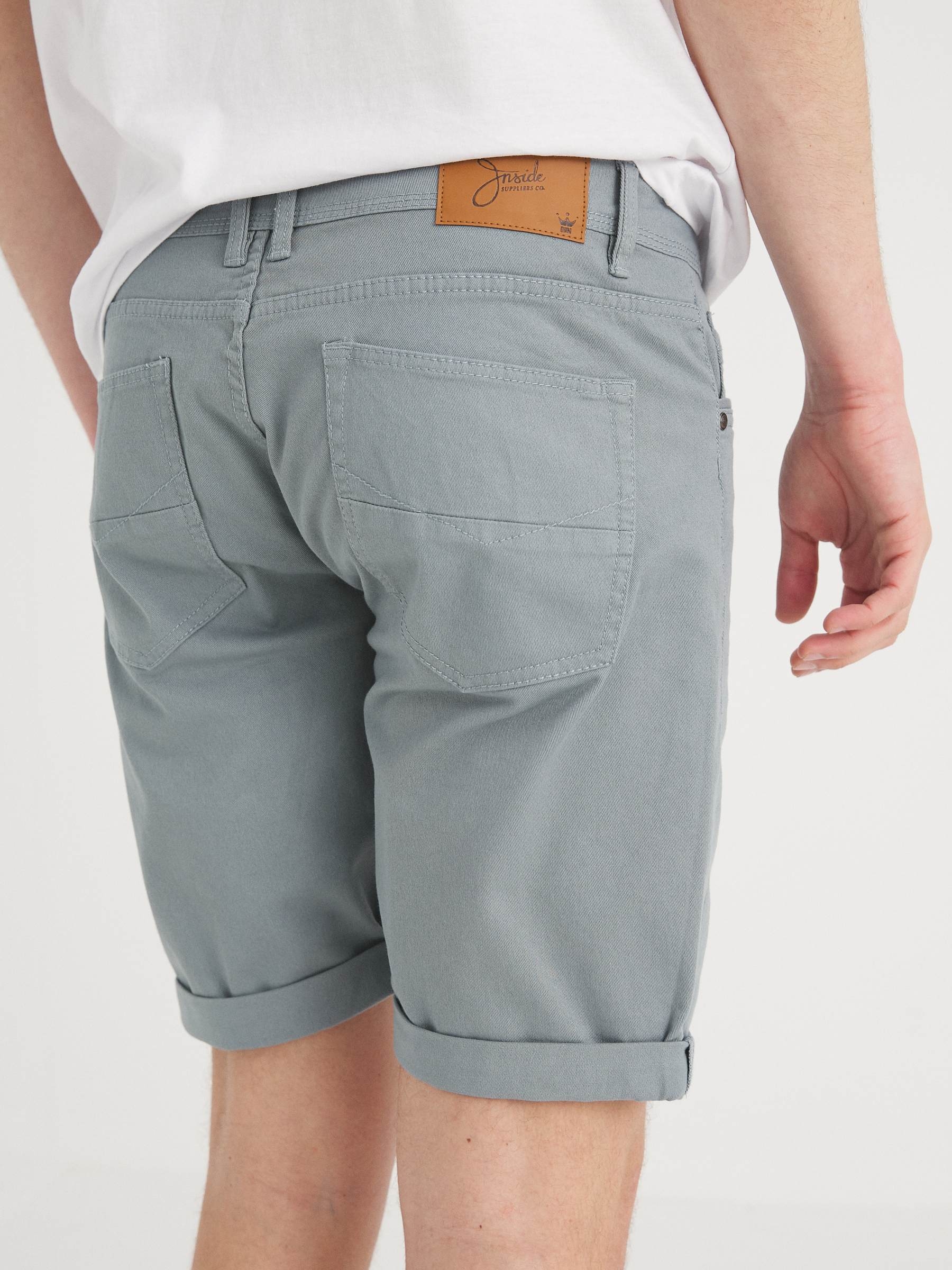 Bermuda slim gabardina gris vista media frontal