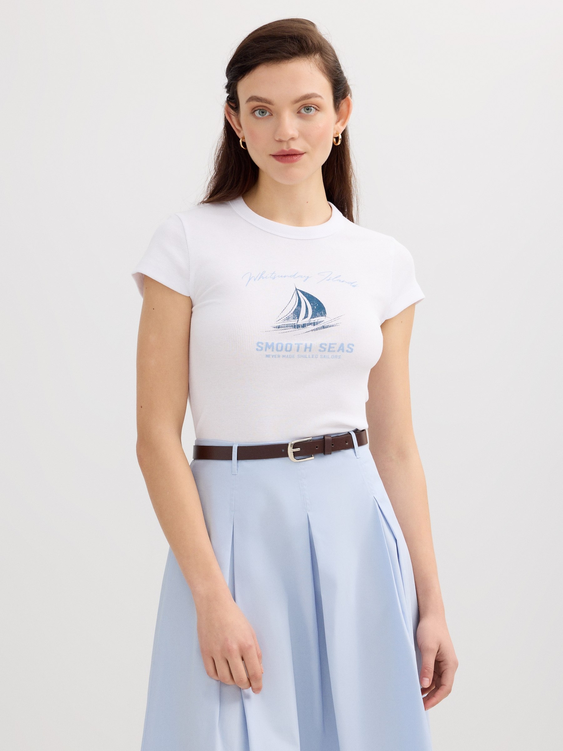 Camiseta cropped rib estampado marinho branco vista meia frontal