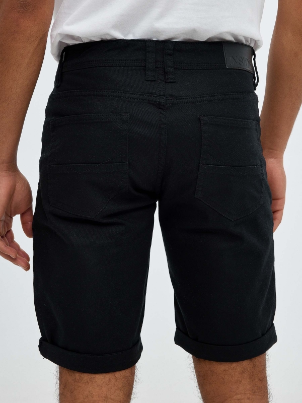 Bermuda slim gabardina negro vista detalle