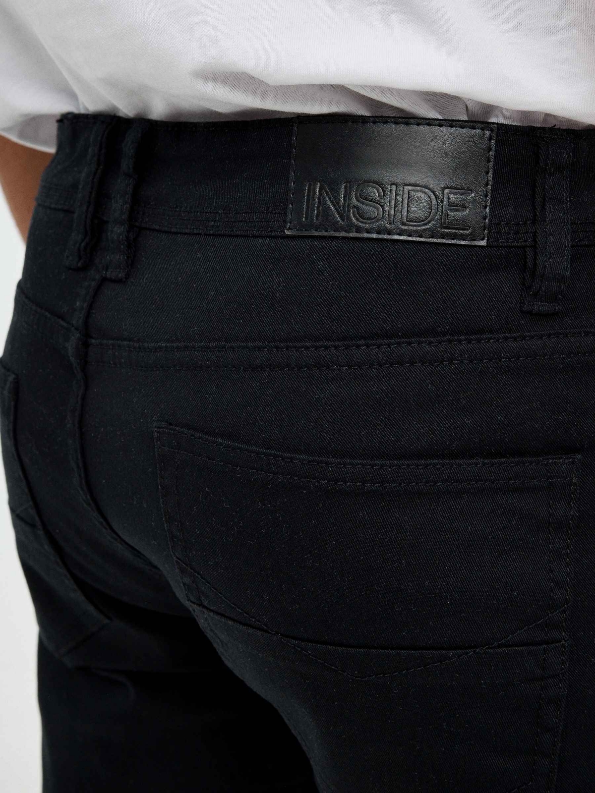 Bermuda slim gabardina negro vista detalle