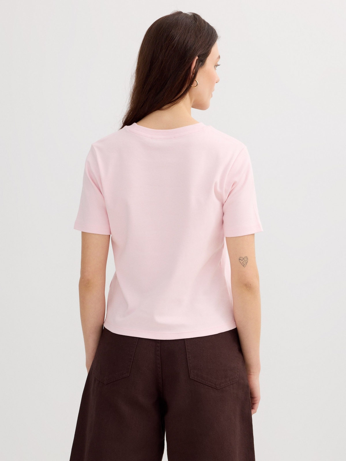 Camiseta verde básica de algodão rosa claro vista meia traseira