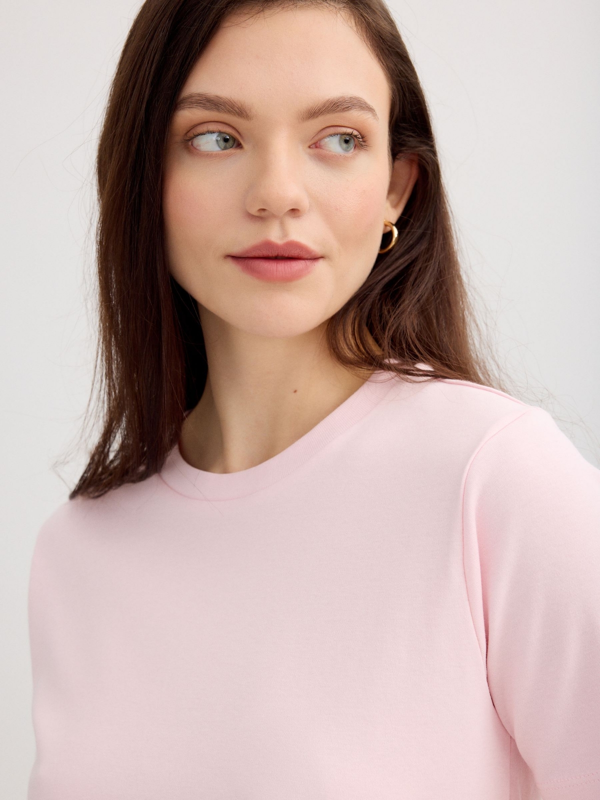 Camiseta verde básica de algodón rosa claro vista detalle